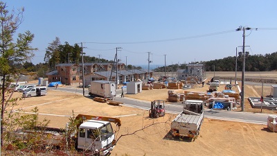 高台から見る出島災害公営住宅－１