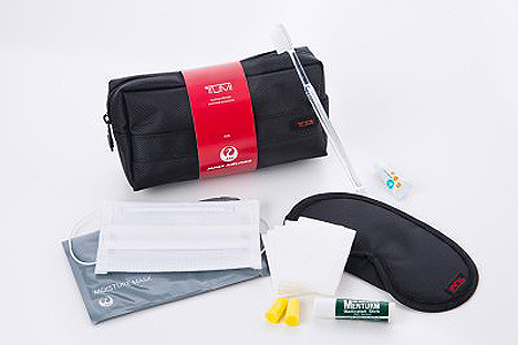 JALは、機内のアメニティキットのポーチに世界的に有名なバッグメーカーの「TUMI」を採用！