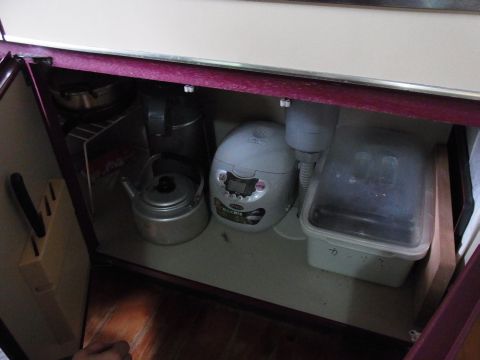 流し台の下にはヤカンと炊飯器、食器類もあります。
