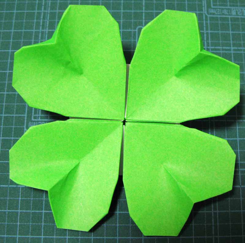 不切正方形一枚折 かわいい折り紙 よつばのクローバー