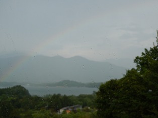 桧原湖　うっすらと虹が！！