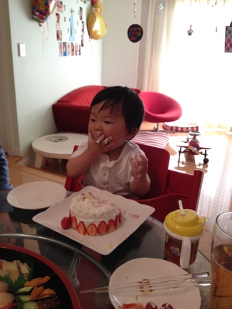 1歳誕生会 ケーキ手づかみ食べ 仲良し日記 いっくんとメルシーの成長