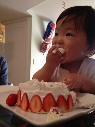 1歳誕生会 ケーキ手づかみ食べ 仲良し日記 いっくんとメルシーの成長