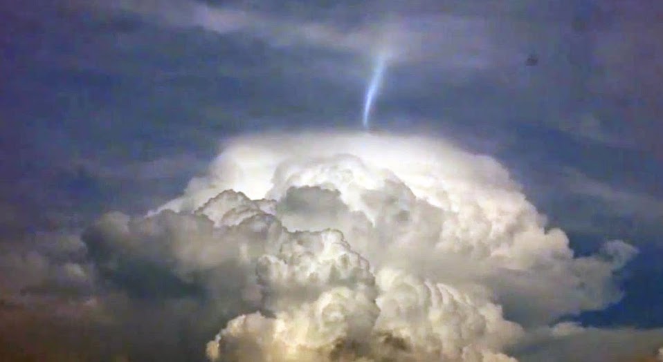 20140531_light_beam_over_clouds.jpg
