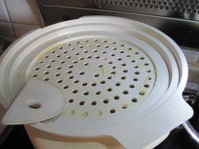 うちのシュペッツレはこんな道具をお湯の沸いているお鍋の上に置いて