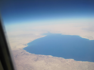 去年の帰りの飛行機は午後のまだ明るいうちに飛んだので スエズ上空で紅海の端っこを見ることができました。